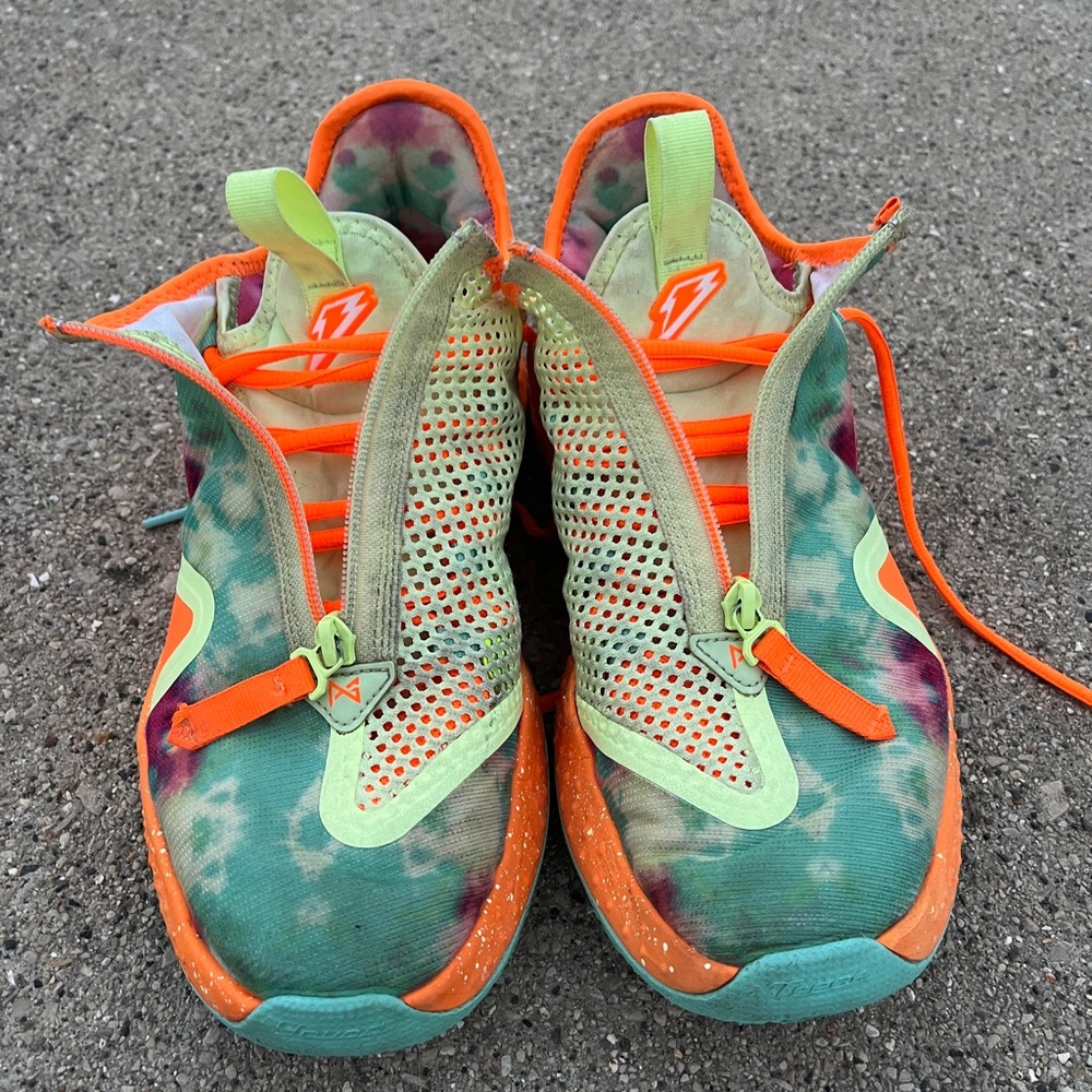Paul George 4 gatorades - Picture 4 of 5